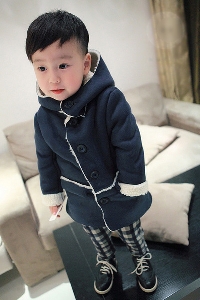 Χειμερινό παιδοκό παλτό για αγόρια - μακρύ με κουκούλα σε καφέ και σκούρο μπλε χρώμα
