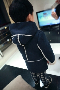Χειμερινό παιδοκό παλτό για αγόρια - μακρύ με κουκούλα σε καφέ και σκούρο μπλε χρώμα