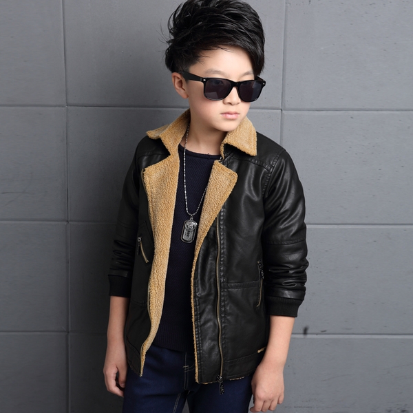 Δερμάτινο χοντρό μπουφάν για αγόρια σε κόκκινο και μαύρο χρώμα και με γιακά με γούνα