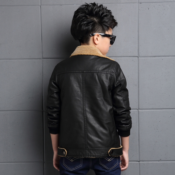 Δερμάτινο χοντρό μπουφάν για αγόρια σε κόκκινο και μαύρο χρώμα και με γιακά με γούνα