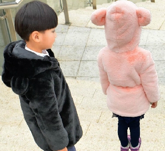 Детско дълго палто за момичета и момчета с качулка с ушички в розов и черен цвят 