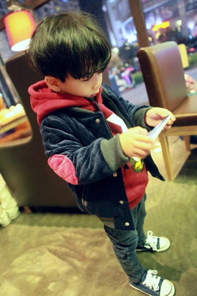 Παιδικό μποφάν για αγόρια μσ μαύρο και βαθύ μπλε χρώμα με επιγραφές στην πλάτη 