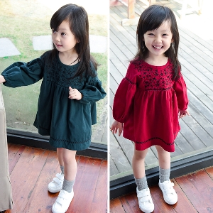 Детска памучна рокля за момичета с дълги ръкави в червен и тъмнозелен цвят и с бродерия