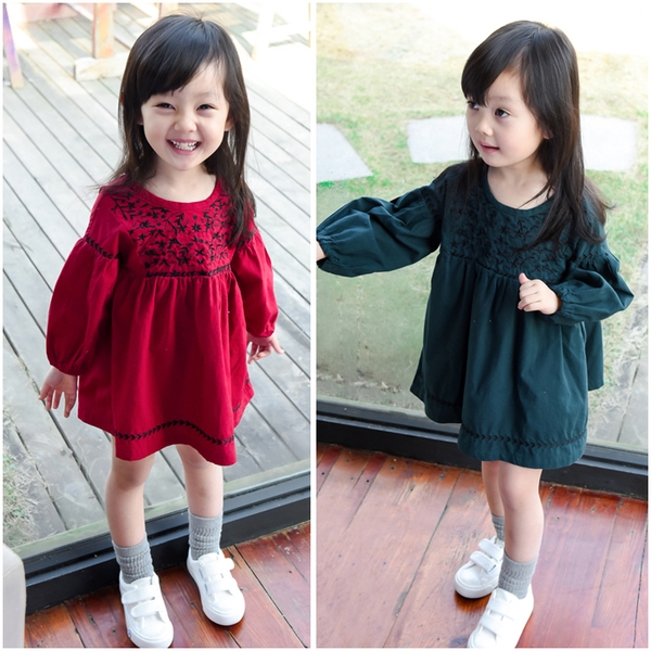 Παιδικό βαμβακερό  φόρεμα για κορίτσια με μακριά μανίκια σε κόκκινο και σκούρο πράσινο χρώμα και κέντημα
