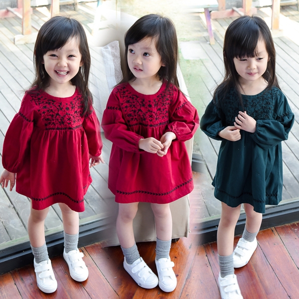 Παιδικό βαμβακερό  φόρεμα για κορίτσια με μακριά μανίκια σε κόκκινο και σκούρο πράσινο χρώμα και κέντημα