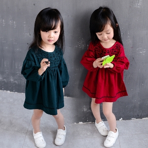 Παιδικό βαμβακερό  φόρεμα για κορίτσια με μακριά μανίκια σε κόκκινο και σκούρο πράσινο χρώμα και κέντημα