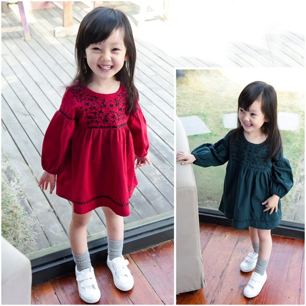 Παιδικό βαμβακερό  φόρεμα για κορίτσια με μακριά μανίκια σε κόκκινο και σκούρο πράσινο χρώμα και κέντημα