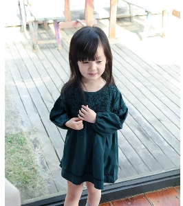 Παιδικό βαμβακερό  φόρεμα για κορίτσια με μακριά μανίκια σε κόκκινο και σκούρο πράσινο χρώμα και κέντημα