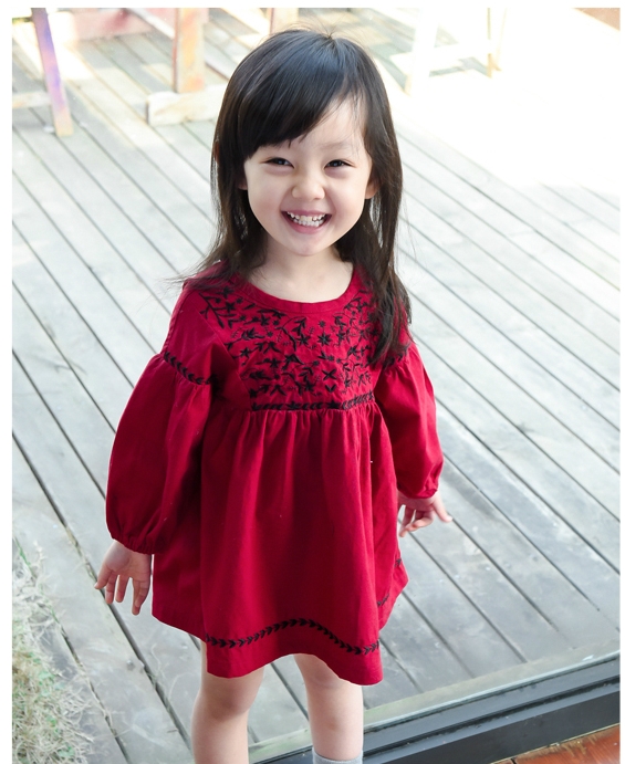 Παιδικό βαμβακερό  φόρεμα για κορίτσια με μακριά μανίκια σε κόκκινο και σκούρο πράσινο χρώμα και κέντημα
