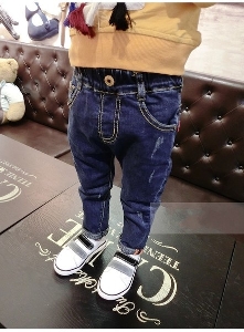 Детски стилни дънки за момчета в син цвят тип Слим