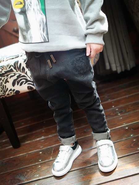 Стилни детски дънки за момчета в широк модел в тъмносив цвят с връзки