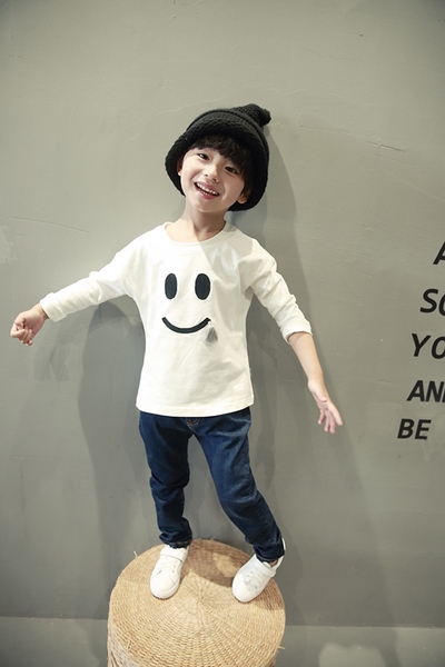 Παιδικά τζιν για αγόρια σε μπλε χρώμα σε ευρύ σχέδιο με λάστικο και μπλε χρώμα