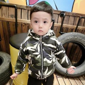 Детско зимно подплатено цветно камуфлажно яке за момченца с качулка