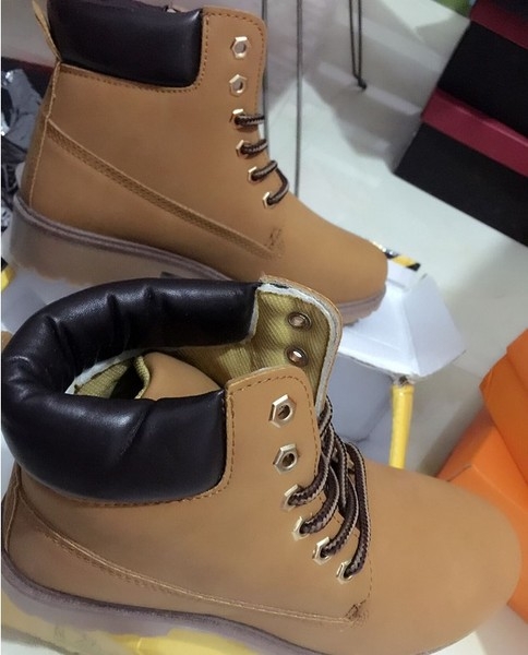 Κομψές ανδρικές και γυναικείες μπότες με ανθεκτική σόλα και κορδόνια σε καφέ, μαύρο, κίτρινο χρώμα -  καμουφλάζ