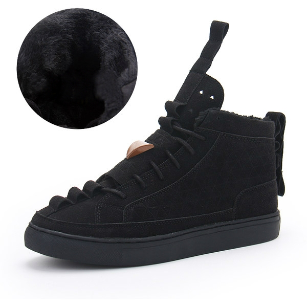 Универсални кецове от 35 до 44 номер с издължен език и връзки, в два модела - есенно-пролетни и зимни