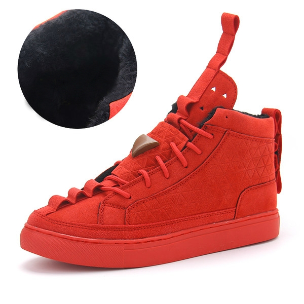 Универсални кецове от 35 до 44 номер с издължен език и връзки, в два модела - есенно-пролетни и зимни