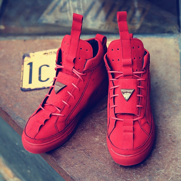 Универсални кецове от 35 до 44 номер с издължен език и връзки, в два модела - есенно-пролетни и зимни