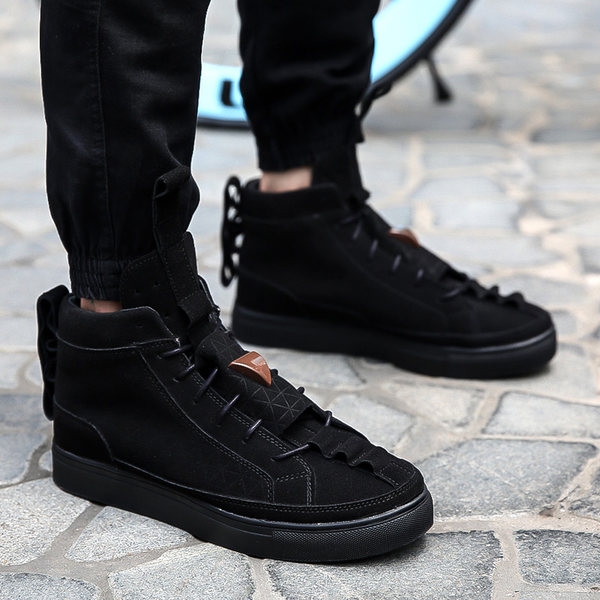 Универсални кецове от 35 до 44 номер с издължен език и връзки, в два модела - есенно-пролетни и зимни