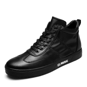 Ζεστά παπούτσια για τους άνδρες με δεσμούς σε μαύρο, λευκό και κόκκινο φέρουν την ένδειξη «Classic»