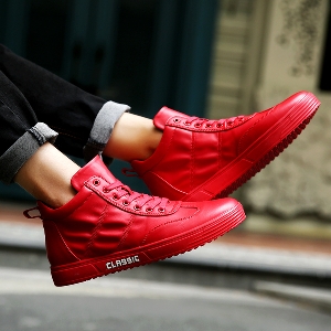 Ζεστά παπούτσια για τους άνδρες με δεσμούς σε μαύρο, λευκό και κόκκινο φέρουν την ένδειξη «Classic»