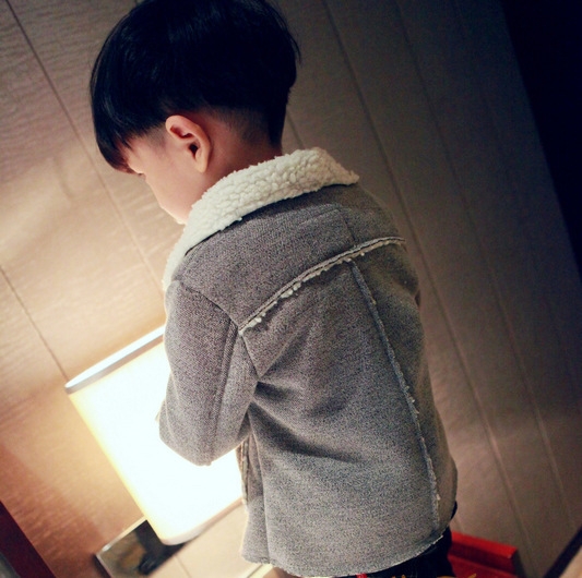 Стилно зимно палто с копчета за момчета с вълнена яка в сив цвят