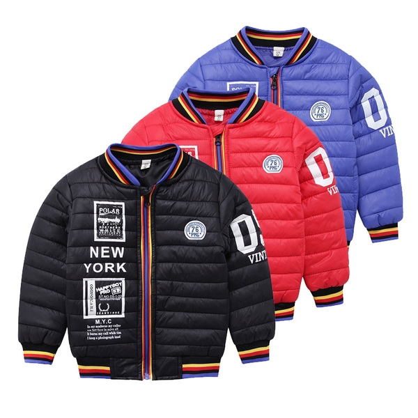 Дебело зимно яке за момчета с надписи и цип в син, червен и черен цвят