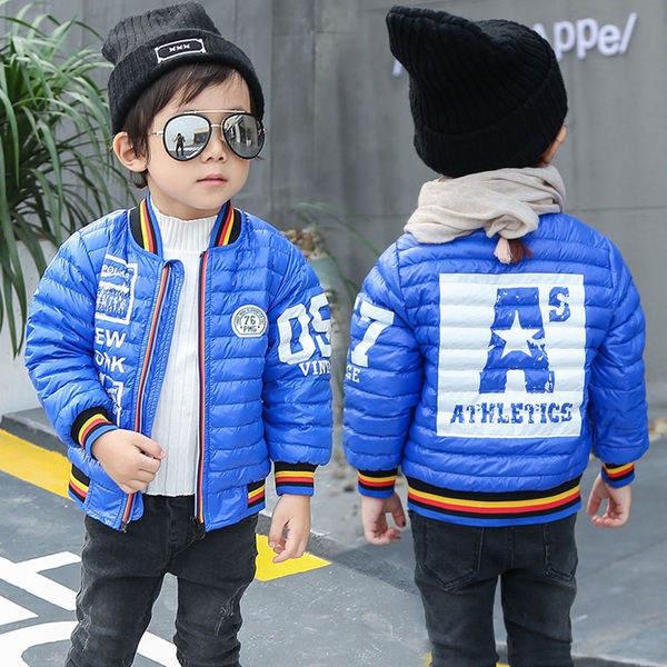 Дебело зимно яке за момчета с надписи и цип в син, червен и черен цвят