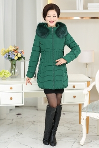 Дамски модерни дълги зимни якета с качулка и пух сиви, червени, сини, зелени и черни подплатени с памук и полиестър