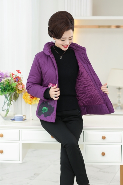 Дамско памучно яке с дължина до около ханша в различни модели за жени на средна възраст с цветя