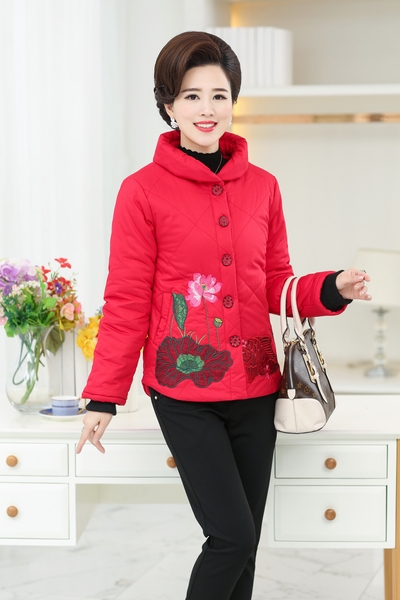 Дамско памучно яке с дължина до около ханша в различни модели за жени на средна възраст с цветя