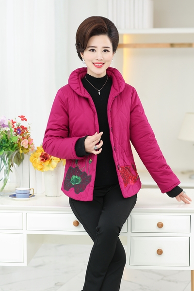 Дамско памучно яке с дължина до около ханша в различни модели за жени на средна възраст с цветя