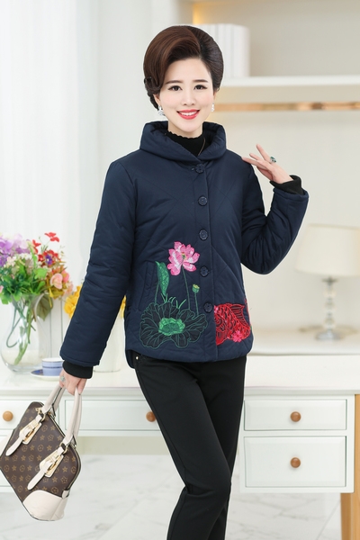 Дамско памучно яке с дължина до около ханша в различни модели за жени на средна възраст с цветя