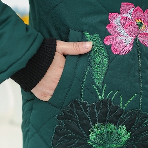 Βαμβάκι σακάκι με μήκος γύρω από τα ισχία σε διαφορετικά μοντέλα για τις μεσήλικες γυναίκες με λουλούδια