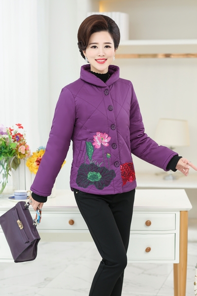Дамско памучно яке с дължина до около ханша в различни модели за жени на средна възраст с цветя