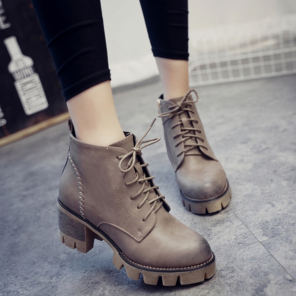 Γυναικείες μπότες χαμηλού τακουνιού σε δύο μοντέλα με φερμουάρ και κορδόνια