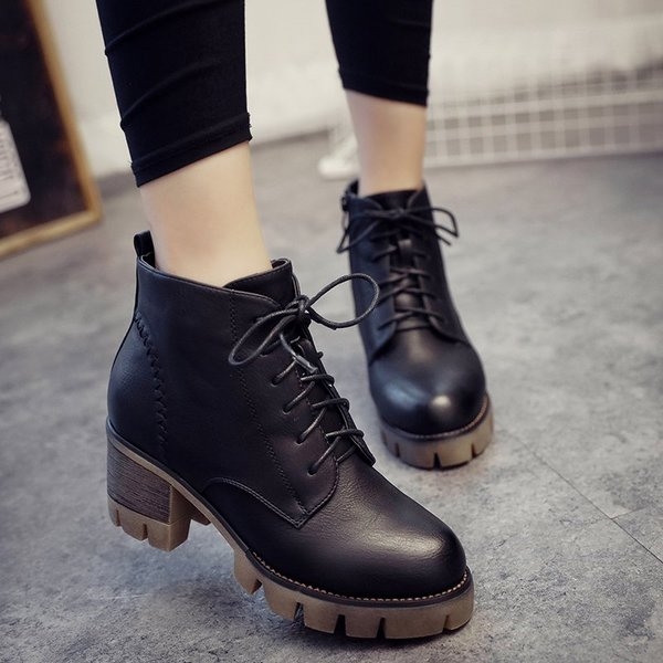 Γυναικείες μπότες χαμηλού τακουνιού σε δύο μοντέλα με φερμουάρ και κορδόνια