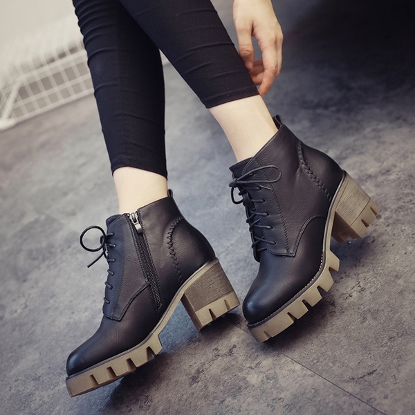 Γυναικείες μπότες χαμηλού τακουνιού σε δύο μοντέλα με φερμουάρ και κορδόνια
