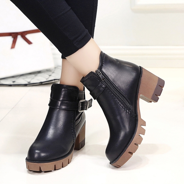 Γυναικείες μπότες χαμηλού τακουνιού σε δύο μοντέλα με φερμουάρ και κορδόνια