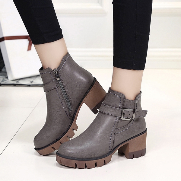 Γυναικείες μπότες χαμηλού τακουνιού σε δύο μοντέλα με φερμουάρ και κορδόνια