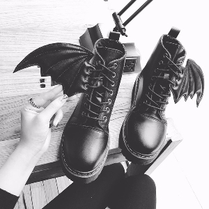 Γυναικείες δερμάτινες μπότες με φτερά: μπορντό, μαύρο και καφέ χρώμα
