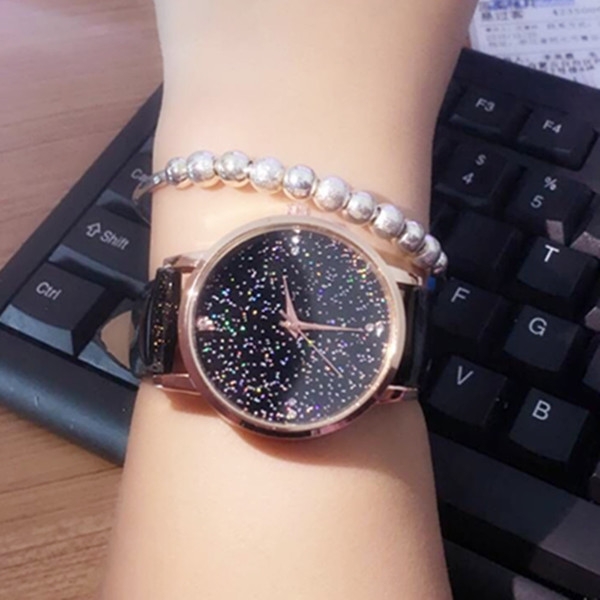 Стилен дамски часовник в три цвята- черен, бял и червен. 