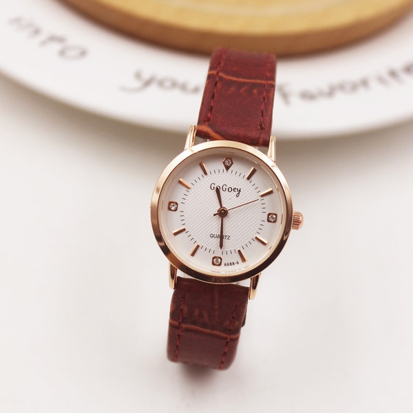 Уникални часовници в кафяв, черен и бял цвят- подходящи за влюбени двойки. 