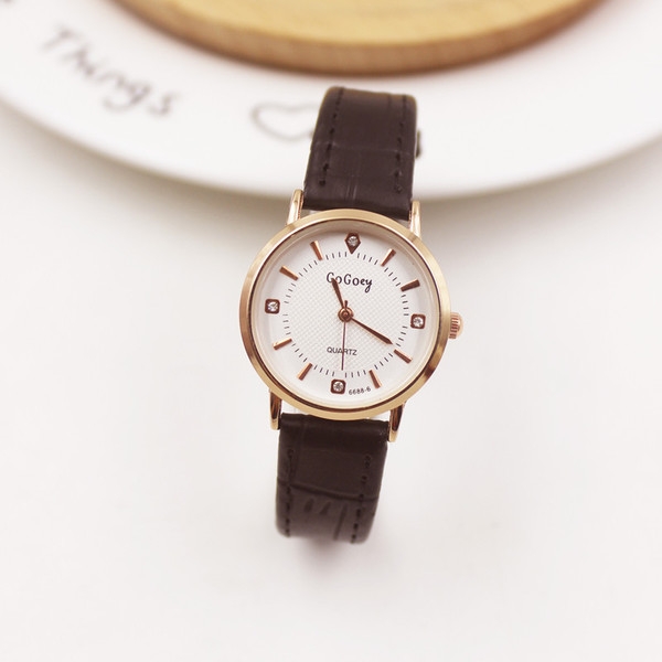 Уникални часовници в кафяв, черен и бял цвят- подходящи за влюбени двойки. 