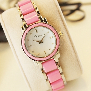 Дамски часовник в свежи цветове - розов, цикламен, бял, бежов и черен цвят. 