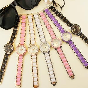 Дамски часовник в свежи цветове - розов, цикламен, бял, бежов и черен цвят. 