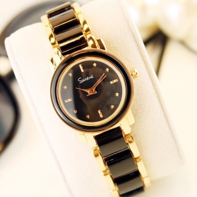 Дамски часовник в свежи цветове - розов, цикламен, бял, бежов и черен цвят. 