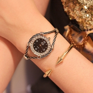 Елегантен дамски часовник подходящ за стилни дами- в сребърно, златно и черно. 