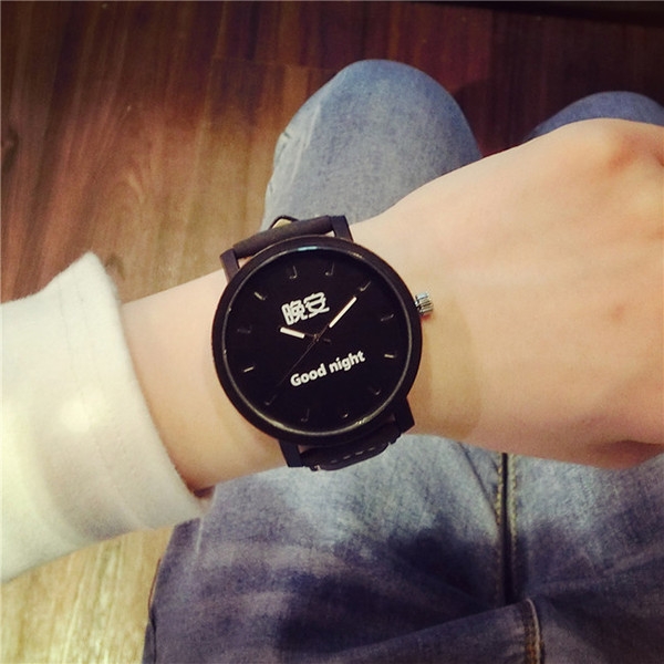 Ежедневни часовници за мъже и жени в черно и бяло. 