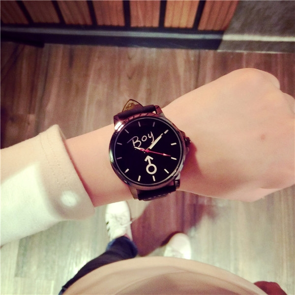 Ежедневни часовници за мъже и жени в черно и бяло. 