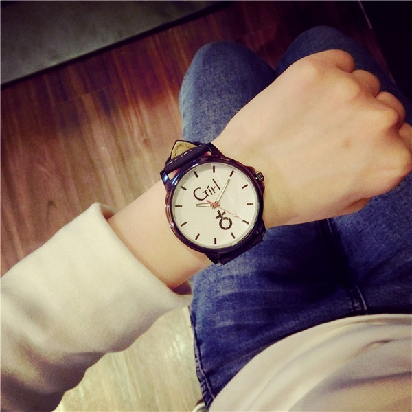 Ежедневни часовници за мъже и жени в черно и бяло. 